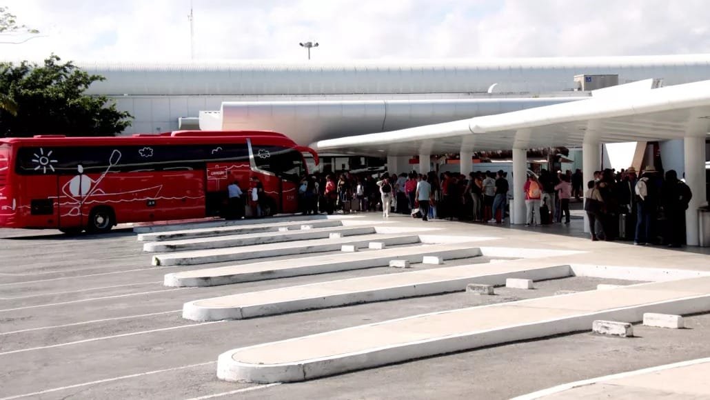 Cancún Airport Travelers Opt for ADO Buses Over Taxis